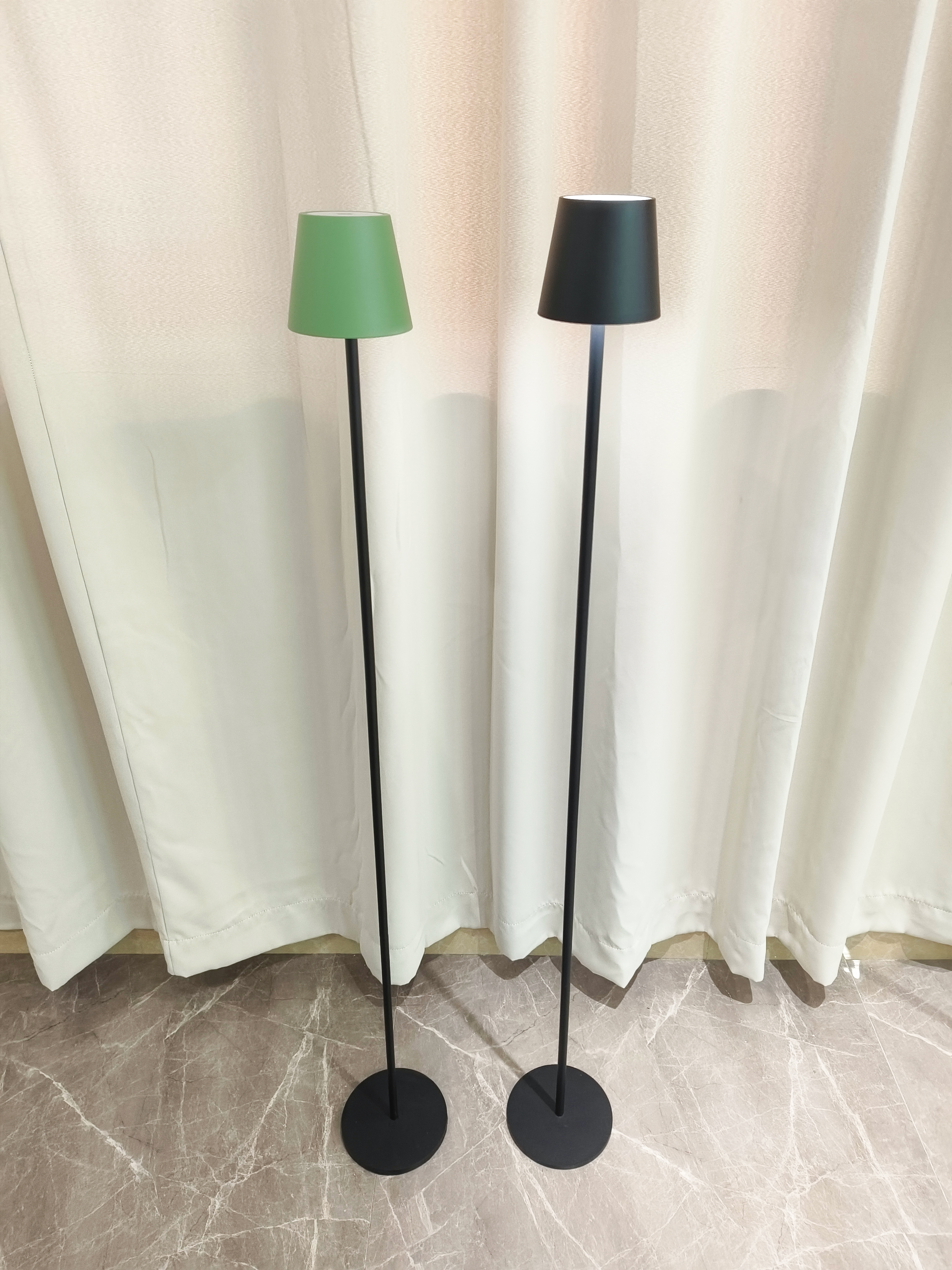 Lampe de chevet noir profond brillant