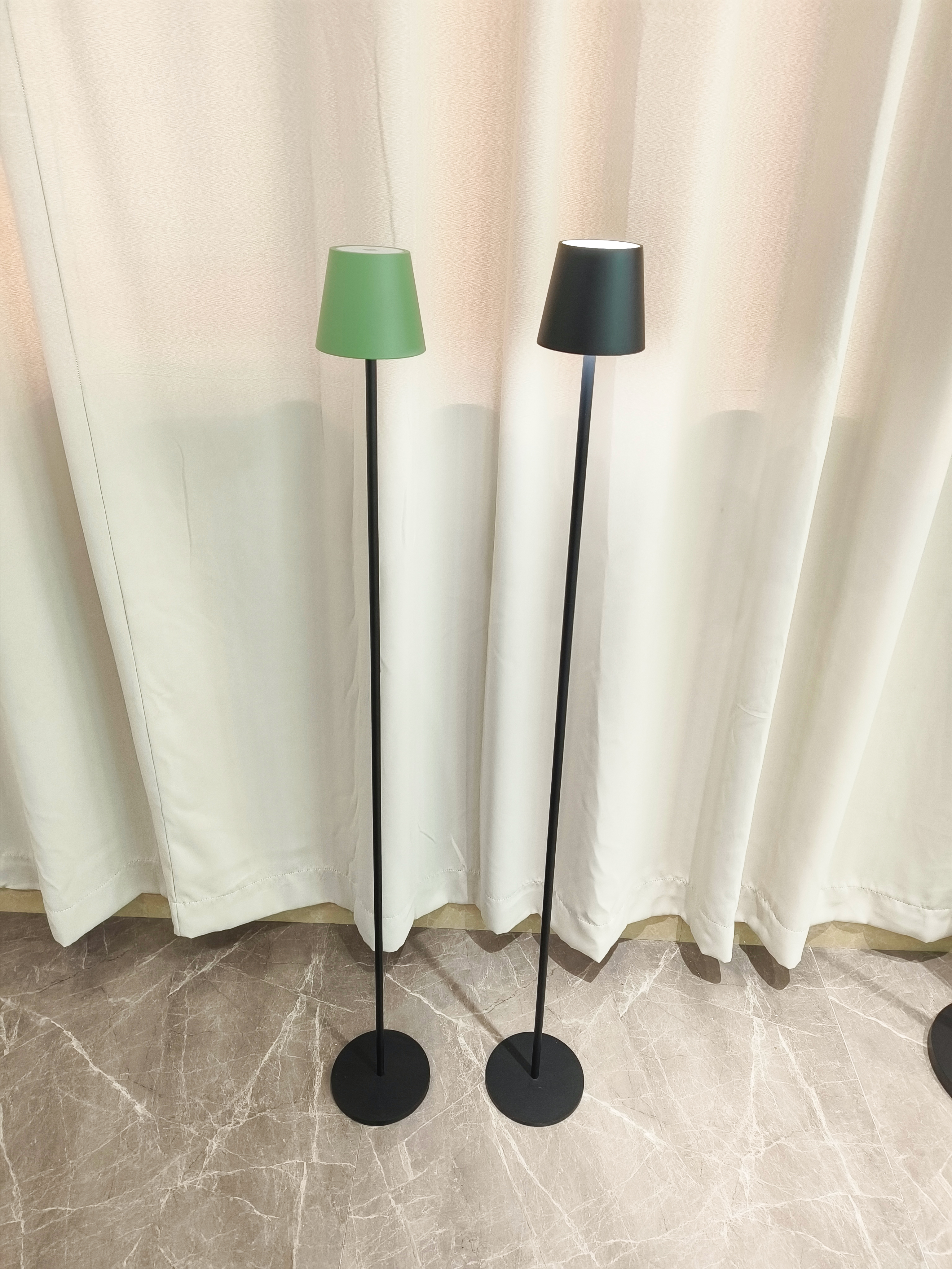 Lampe de chevet noir profond brillant