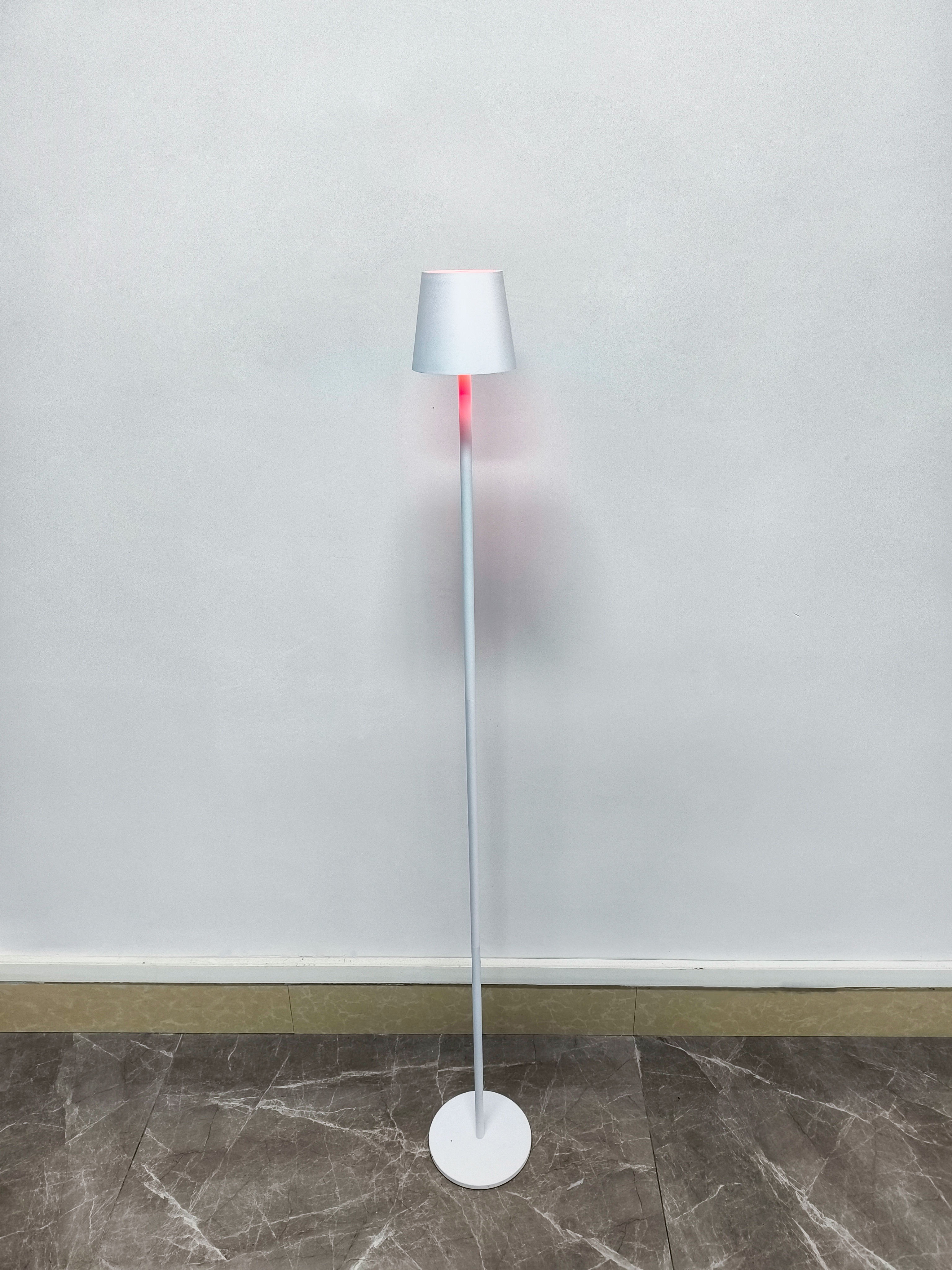 Lampadaire rechargeable simple de type C blanc crème