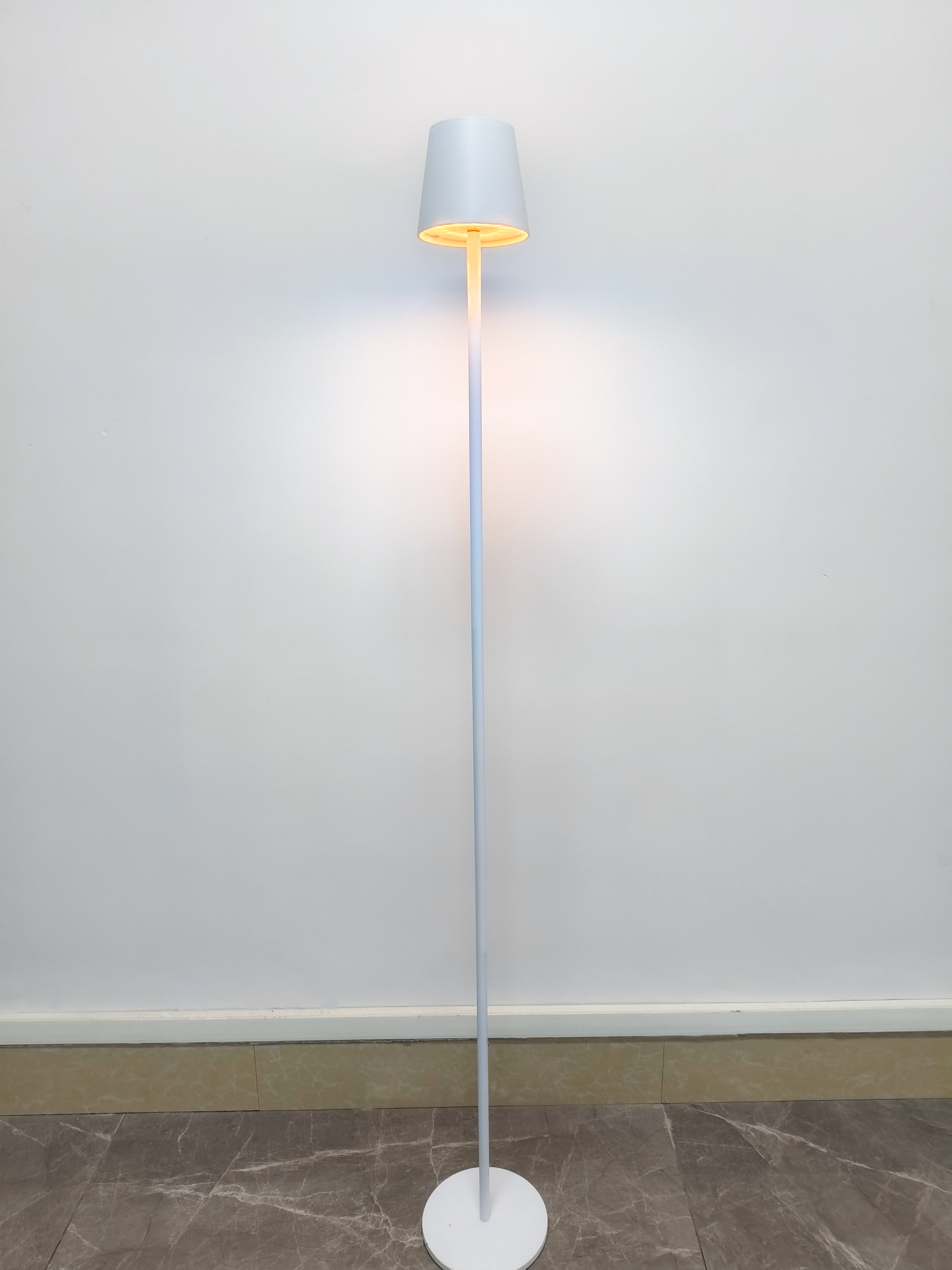 Lampadaire rechargeable simple de type C blanc crème