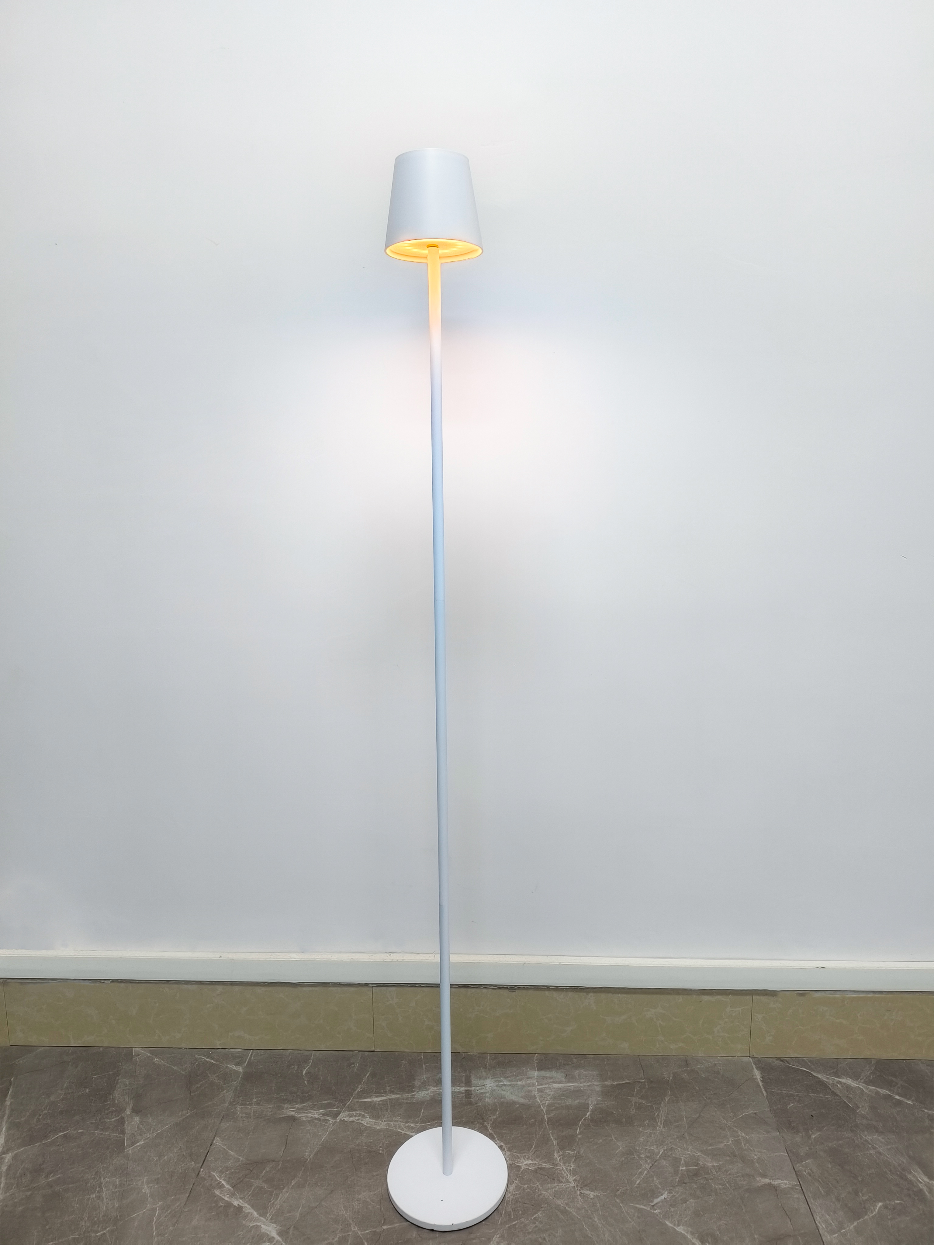 Lampadaire rechargeable simple de type C blanc crème