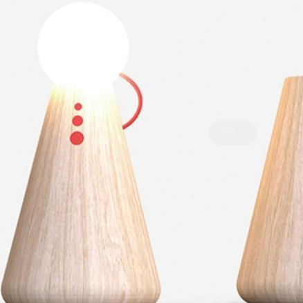 Lampe de nuit en bois en forme de poupée unique