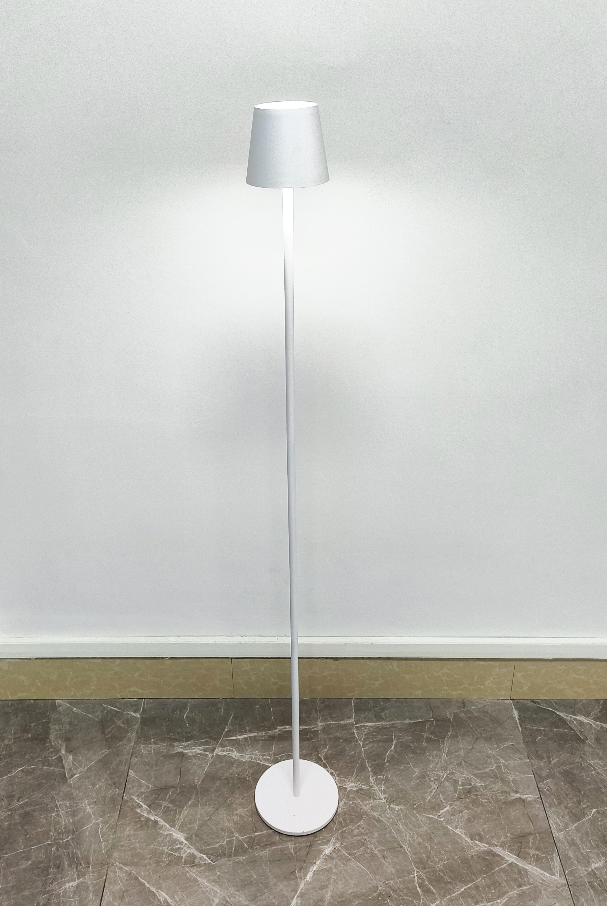 Lampadaire rechargeable simple de type C blanc crème